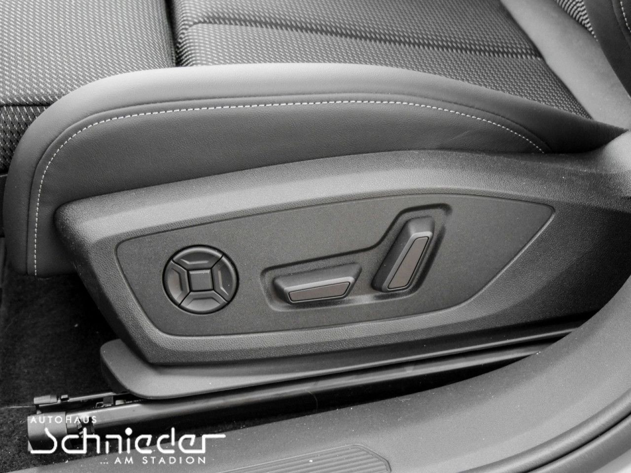 Fahrzeugabbildung Audi Q4 50 E-TRON MATRIX, LED, PANO, CARPLAY, Navi