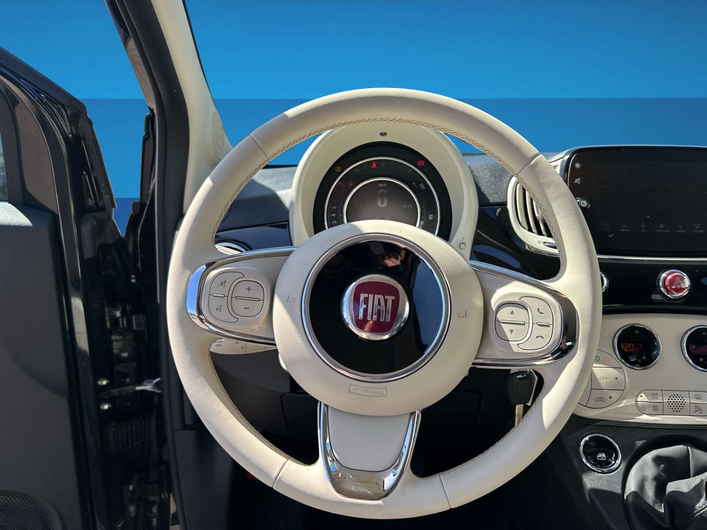 Fahrzeug 11 Fahrzeugabbildung Fiat 500 EU6d 1.0 Mild Hybrid Dolcevita Navi Soundsys - mit KI generiert/bearbeitet