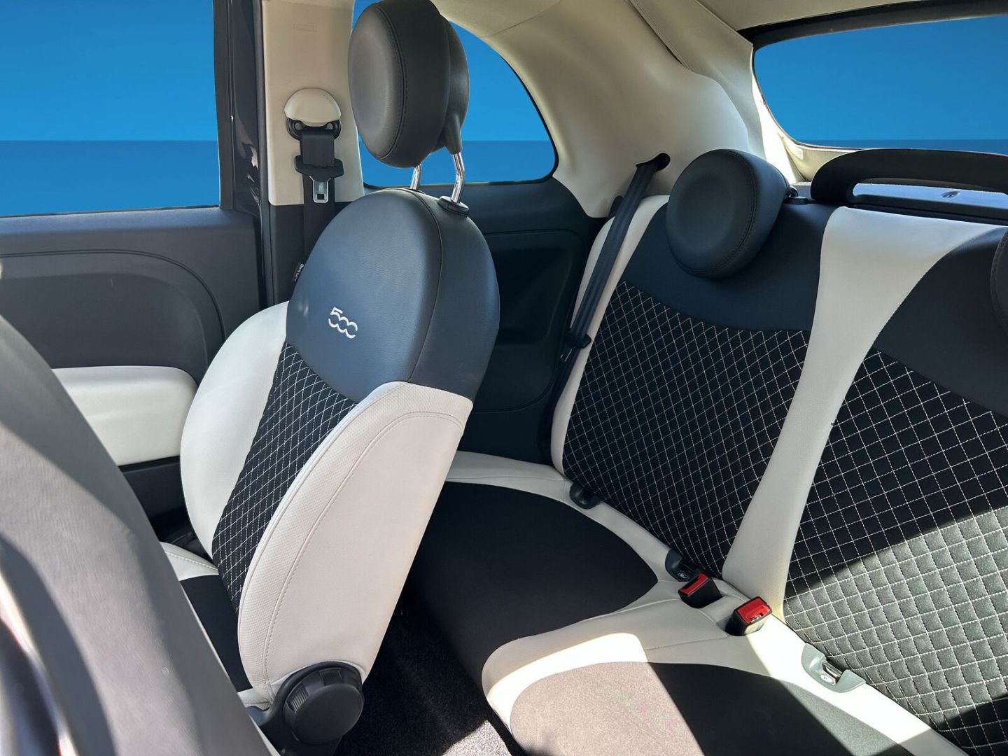 Fahrzeug 13 Fahrzeugabbildung Fiat 500 EU6d 1.0 Mild Hybrid Dolcevita Navi Soundsys - mit KI generiert/bearbeitet