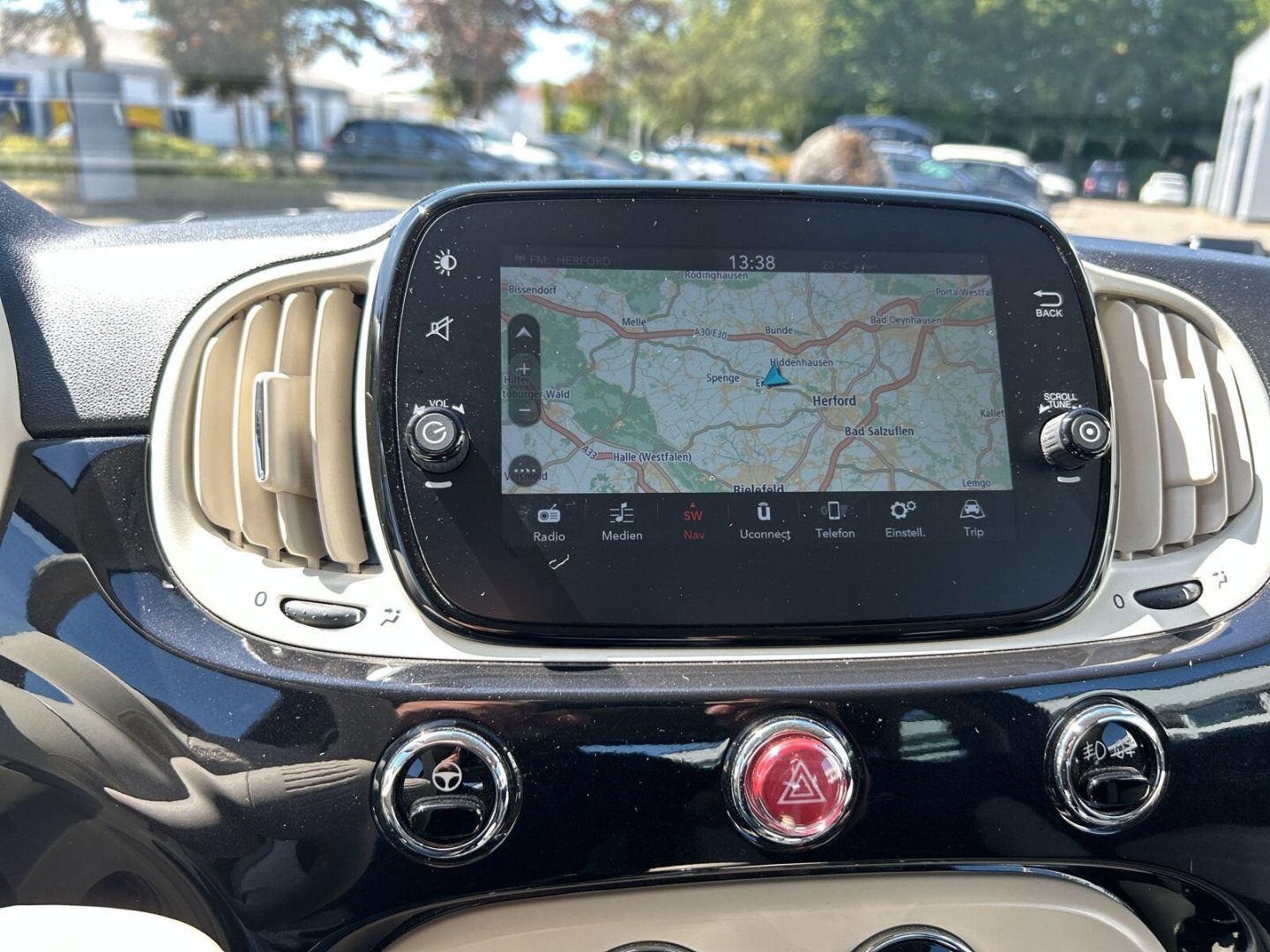 Fahrzeug 15 Fahrzeugabbildung Fiat 500 EU6d 1.0 Mild Hybrid Dolcevita Navi Soundsys - mit KI generiert/bearbeitet
