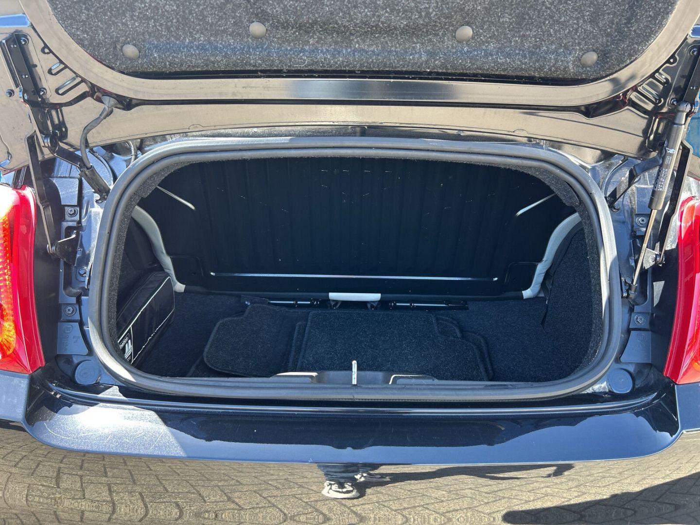 Fahrzeug 9 Fahrzeugabbildung Fiat 500 EU6d 1.0 Mild Hybrid Dolcevita Navi Soundsys - mit KI generiert/bearbeitet