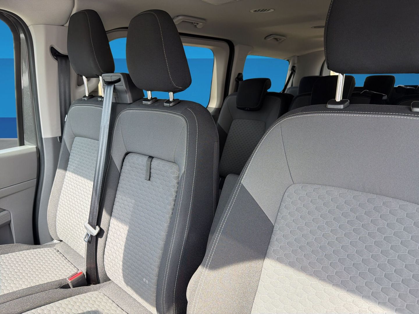 Fahrzeugabbildung Volkswagen T7 Caravelle 110 kW KR 2.0 TDI Life 9- Sitzer Na - mit KI generiert/bearbeitet
