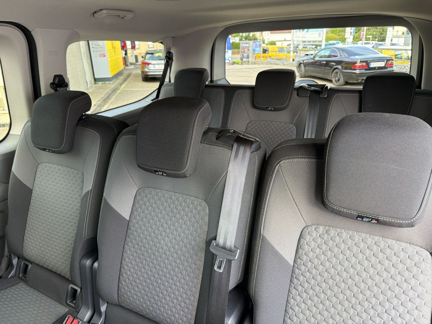 Fahrzeugabbildung Volkswagen T7 Caravelle 110 kW KR 2.0 TDI Life 9- Sitzer Na - mit KI generiert/bearbeitet