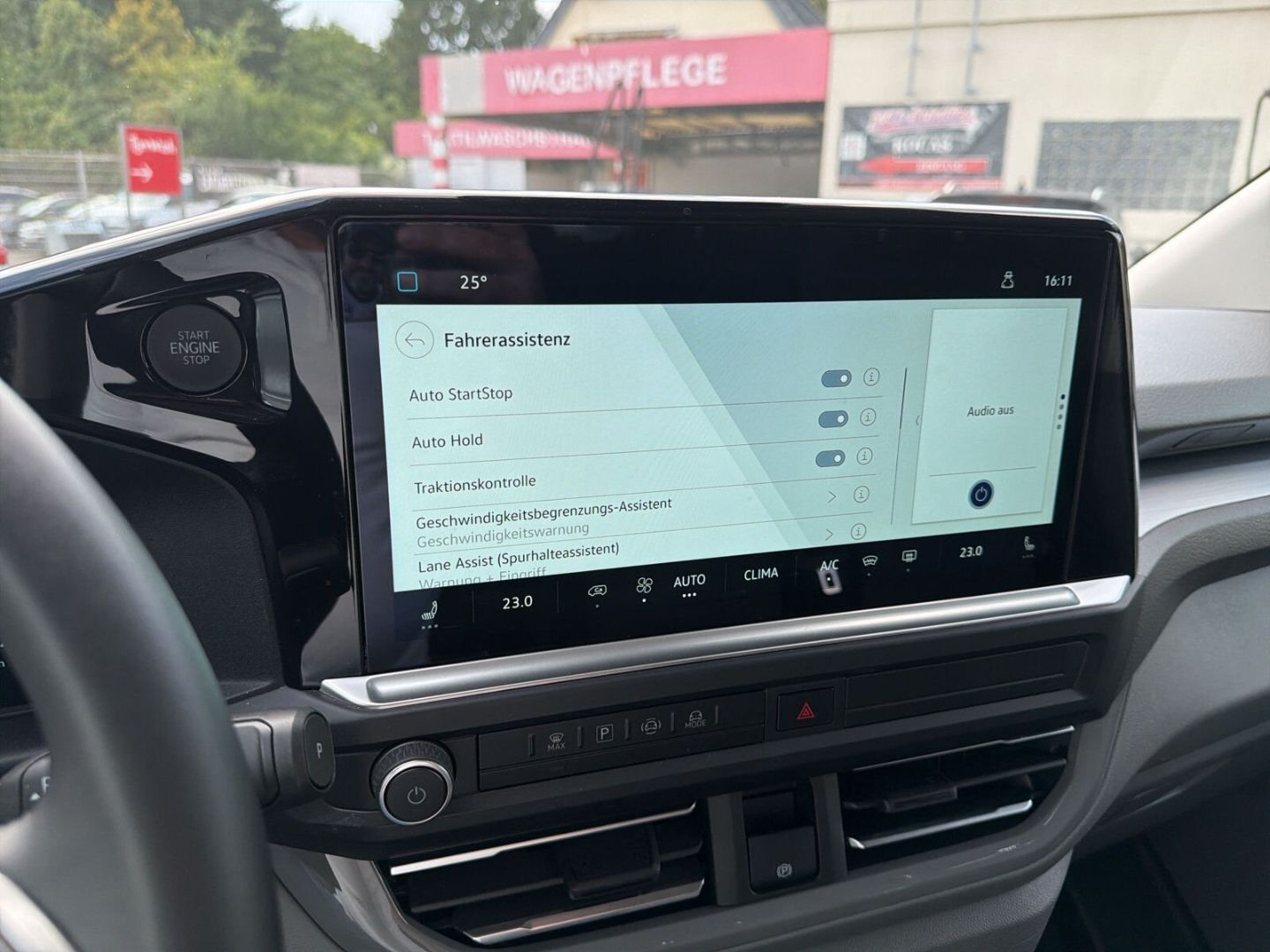 Fahrzeug 21 Fahrzeugabbildung Volkswagen T7 Caravelle 110 kW KR 2.0 TDI Life 9- Sitzer Na - mit KI generiert/bearbeitet