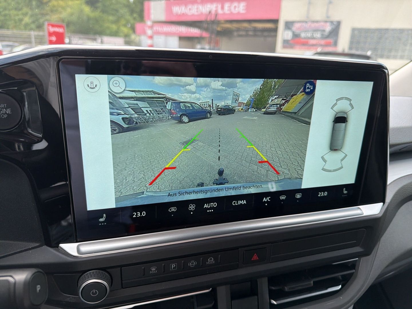 Fahrzeug 22 Fahrzeugabbildung Volkswagen T7 Caravelle 110 kW KR 2.0 TDI Life 9- Sitzer Na - mit KI generiert/bearbeitet