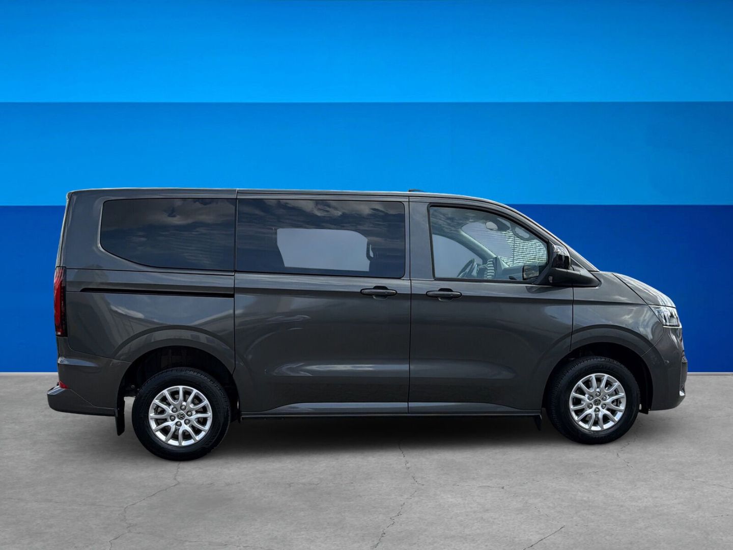 Fahrzeugabbildung Volkswagen T7 Caravelle 110 kW KR 2.0 TDI Life 9- Sitzer Na - mit KI generiert/bearbeitet