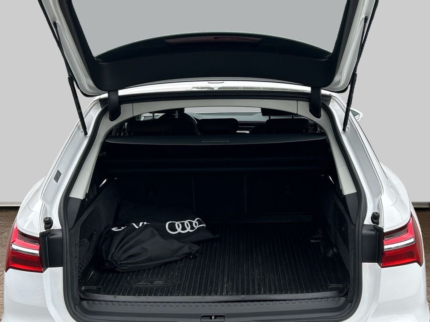 Fahrzeug 20 Fahrzeugabbildung Audi A6 Avant 50 TFSI e quattro S tronic LED Sportsit - mit KI generiert/bearbeitet