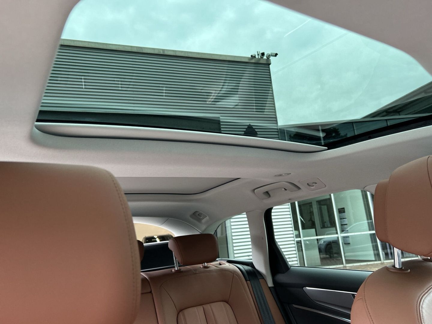 Fahrzeug 22 Fahrzeugabbildung Audi A6 Avant 50 TFSI e quattro S tronic LED Sportsit - mit KI generiert/bearbeitet