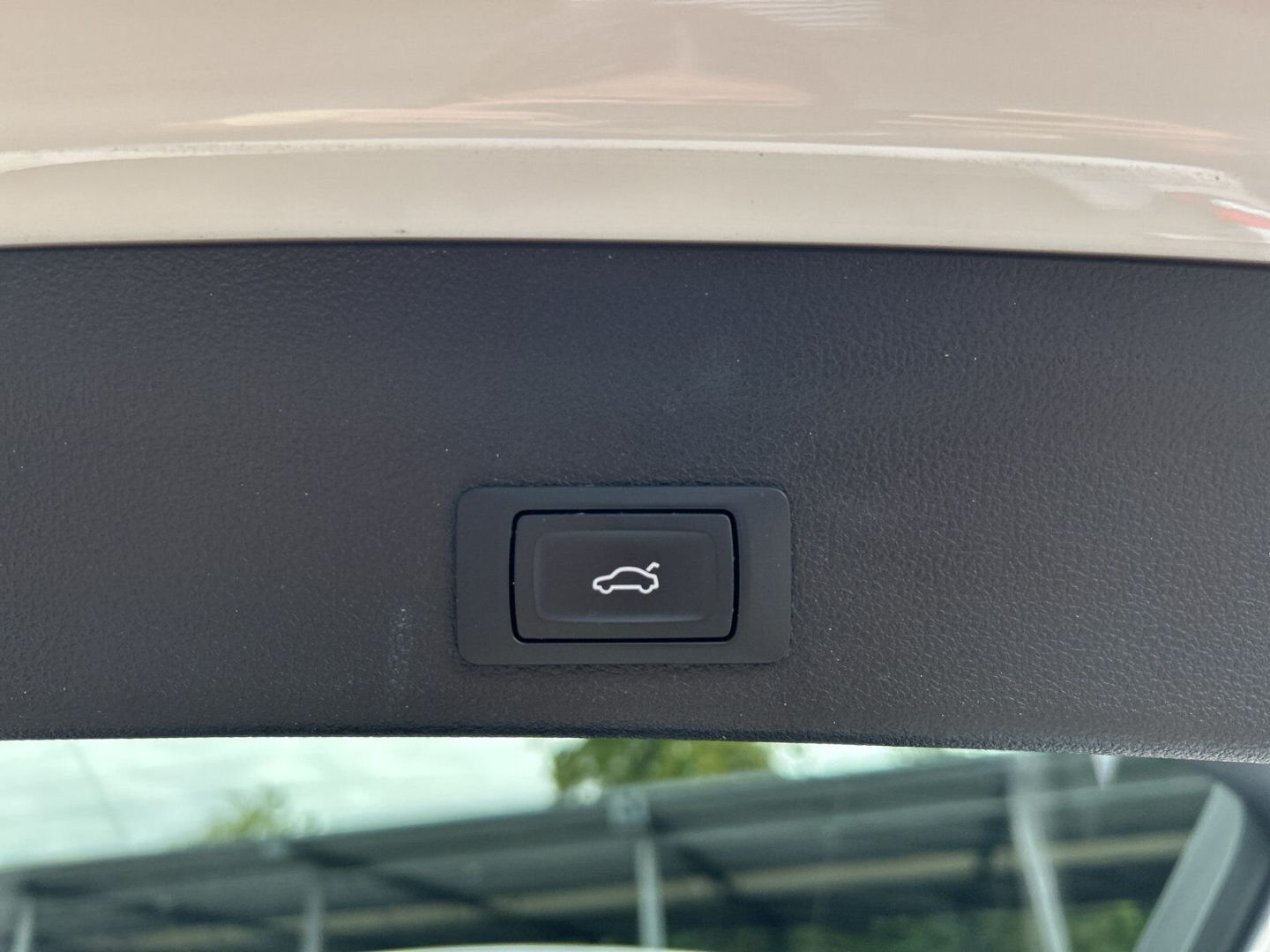 Fahrzeug 26 Fahrzeugabbildung Audi A6 Avant 50 TFSI e quattro S tronic LED Sportsit - mit KI generiert/bearbeitet