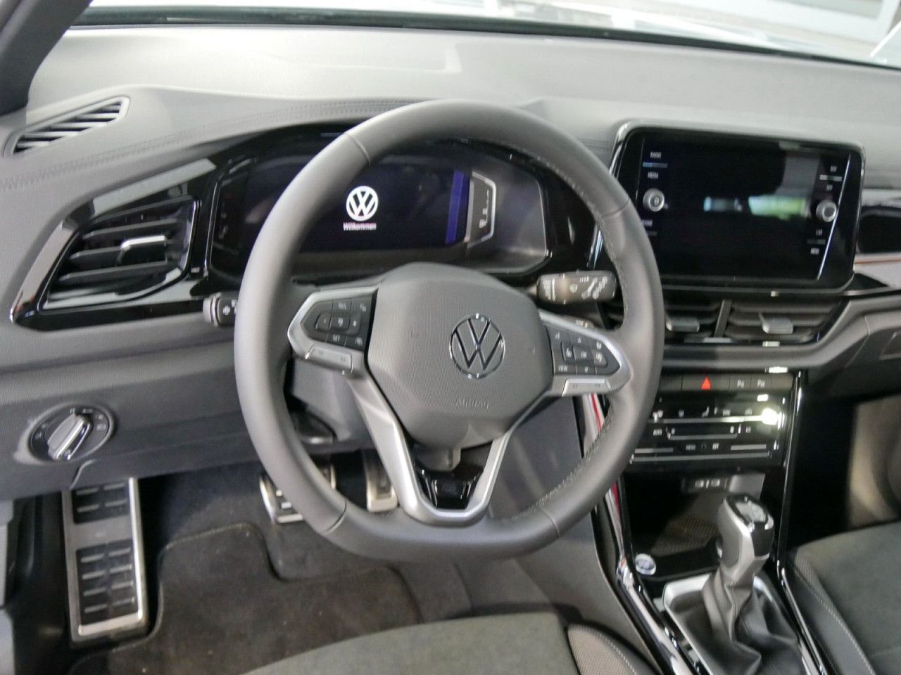Fahrzeugabbildung Volkswagen T-Roc R-Line 1.5l TSI LED+ AHK REAR VIEW NAVI