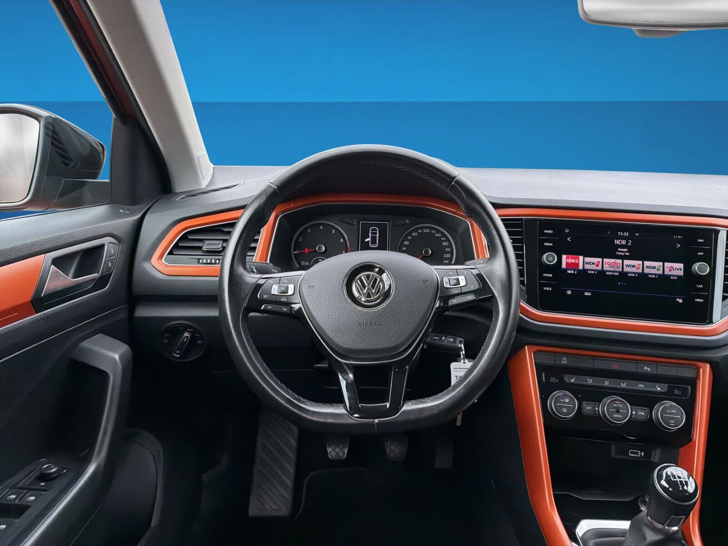 Fahrzeugabbildung Volkswagen T-Roc 1.5 TSI ACT Style Navi Climatronic  LED - mit KI generiert/bearbeitet