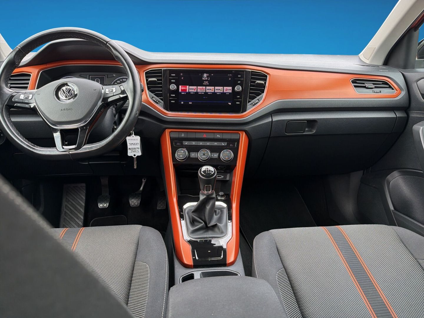 Fahrzeugabbildung Volkswagen T-Roc 1.5 TSI ACT Style Navi Climatronic  LED - mit KI generiert/bearbeitet