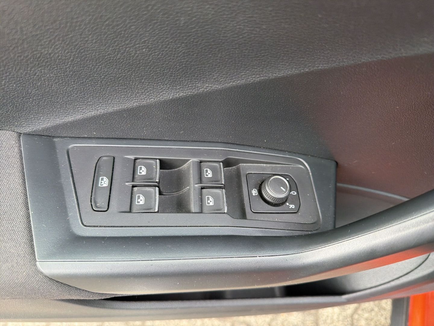 Fahrzeugabbildung Volkswagen T-Roc 1.5 TSI ACT Style Navi Climatronic  LED - mit KI generiert/bearbeitet
