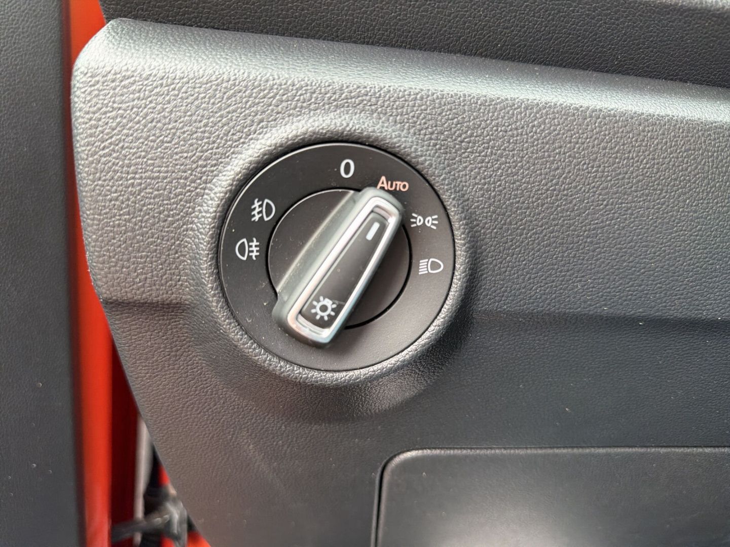 Fahrzeugabbildung Volkswagen T-Roc 1.5 TSI ACT Style Navi Climatronic  LED - mit KI generiert/bearbeitet