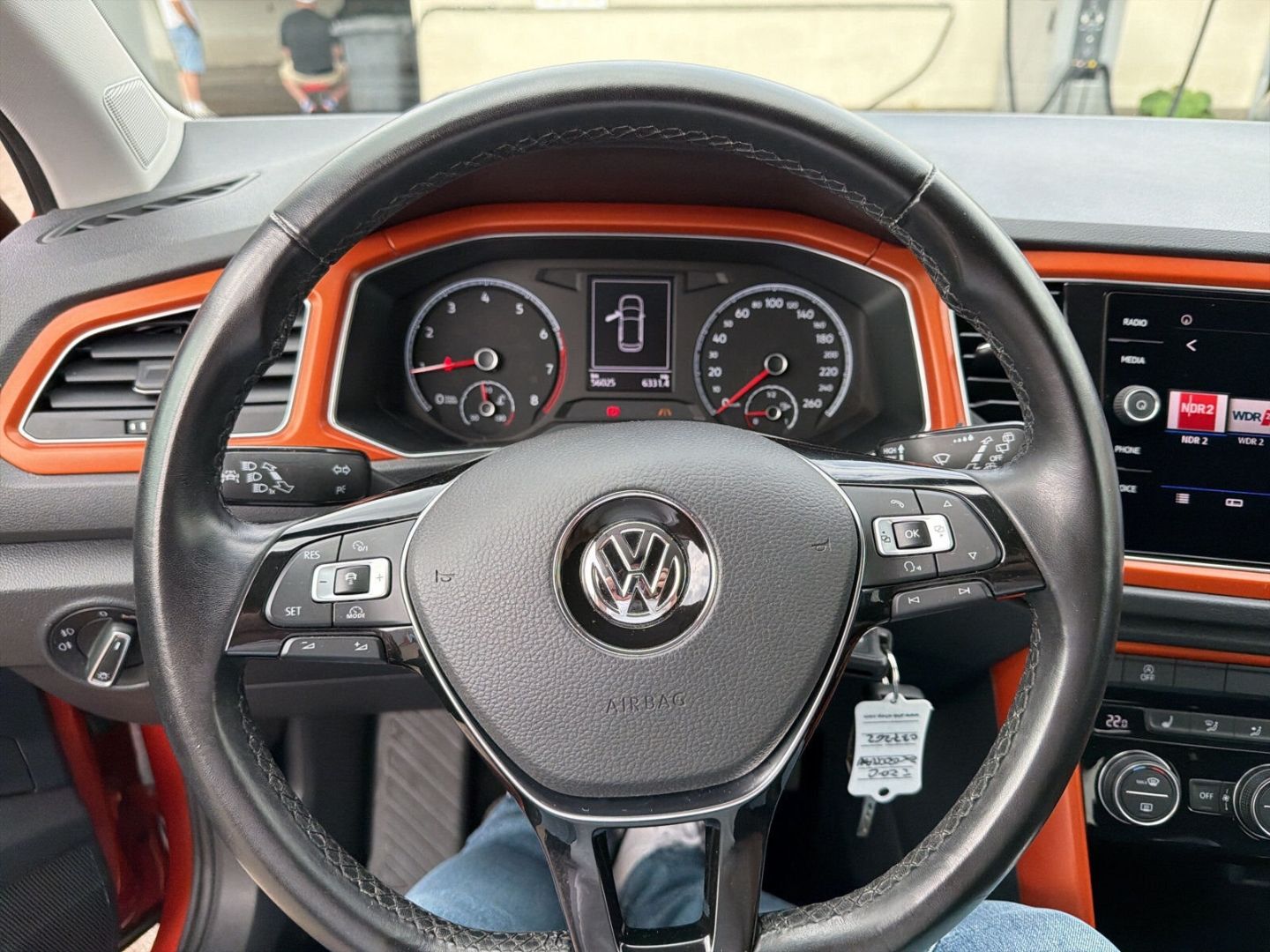 Fahrzeugabbildung Volkswagen T-Roc 1.5 TSI ACT Style Navi Climatronic  LED - mit KI generiert/bearbeitet