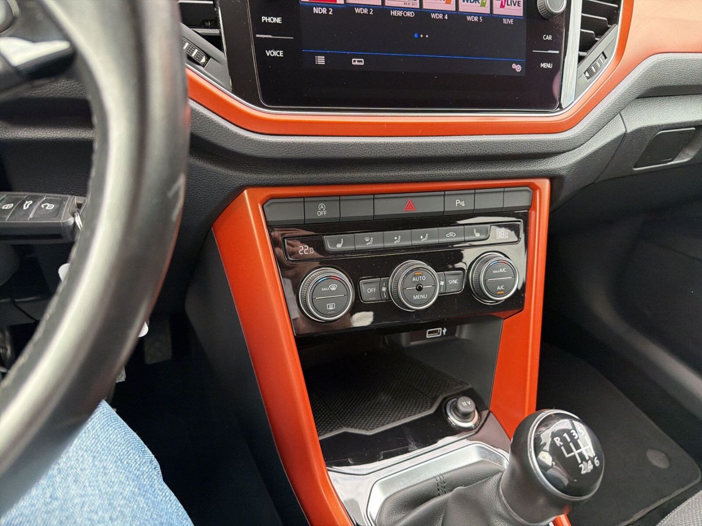 Fahrzeugabbildung Volkswagen T-Roc 1.5 TSI ACT Style Navi Climatronic  LED - mit KI generiert/bearbeitet