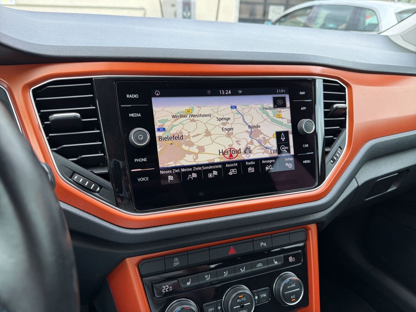 Fahrzeugabbildung Volkswagen T-Roc 1.5 TSI ACT Style Navi Climatronic  LED - mit KI generiert/bearbeitet