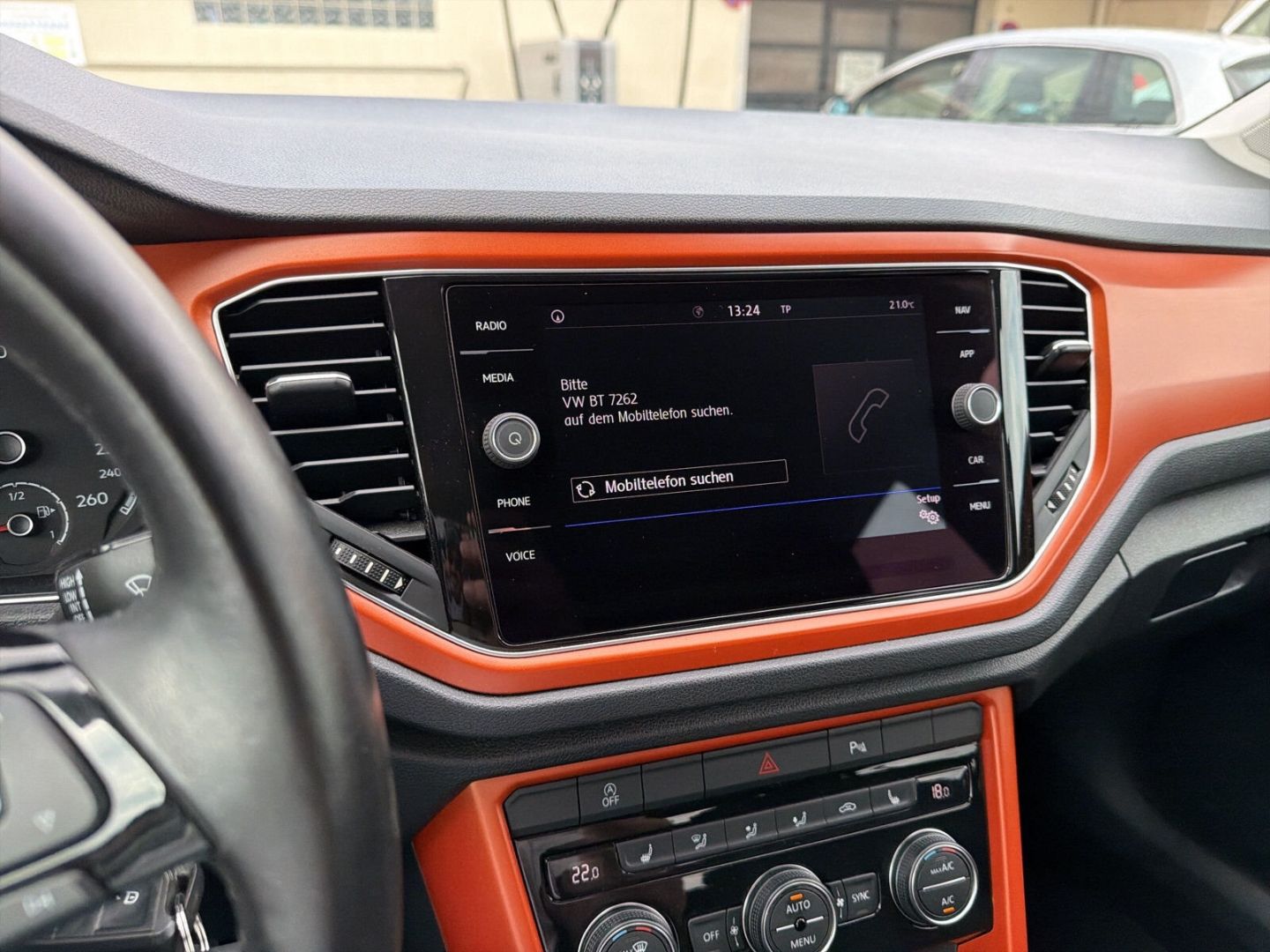 Fahrzeug 21 Fahrzeugabbildung Volkswagen T-Roc 1.5 TSI ACT Style Navi Climatronic LED - mit KI generiert/bearbeitet