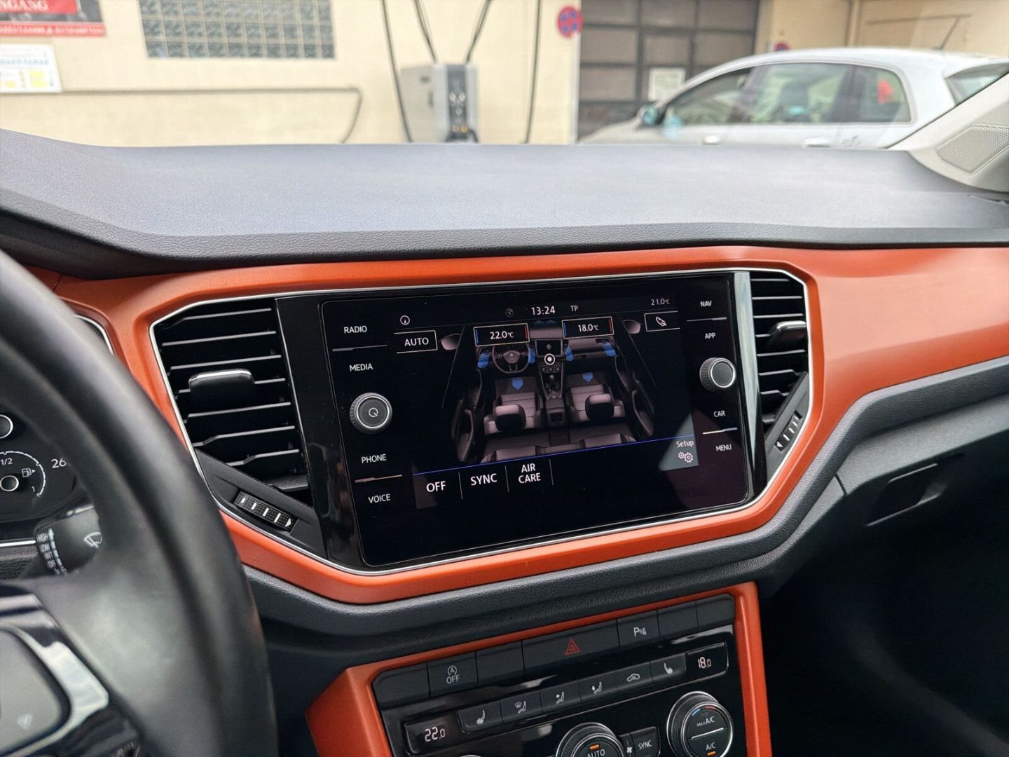 Fahrzeug 22 Fahrzeugabbildung Volkswagen T-Roc 1.5 TSI ACT Style Navi Climatronic LED - mit KI generiert/bearbeitet