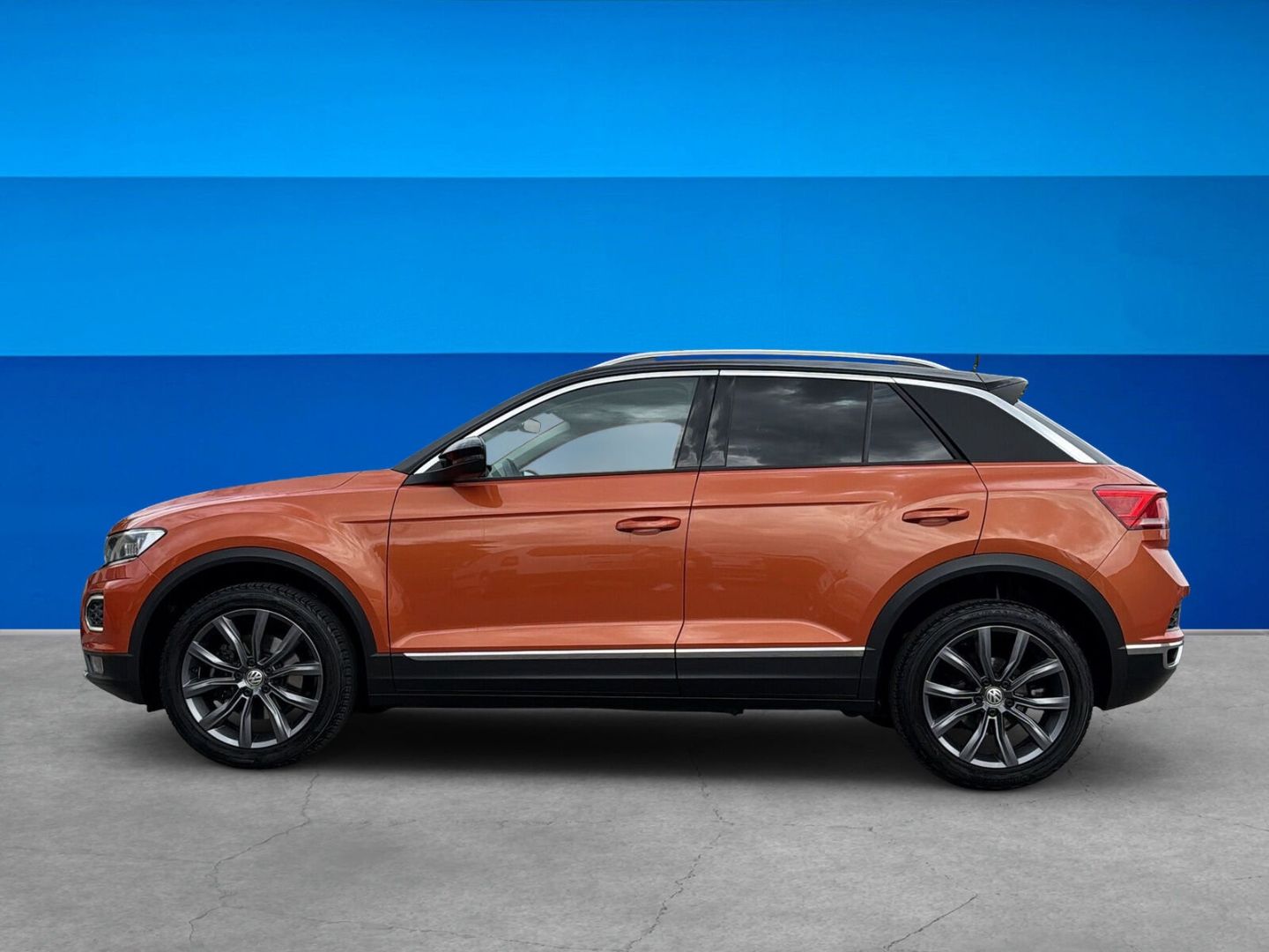 Fahrzeugabbildung Volkswagen T-Roc 1.5 TSI ACT Style Navi Climatronic  LED - mit KI generiert/bearbeitet