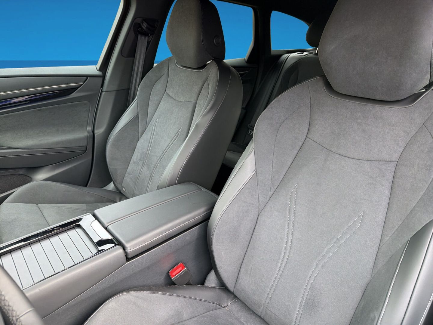 Fahrzeug 13 Fahrzeugabbildung Volkswagen ID.7 210 kW Tourer Pro S (86kW) Exterieurpaket A - mit KI generiert/bearbeitet
