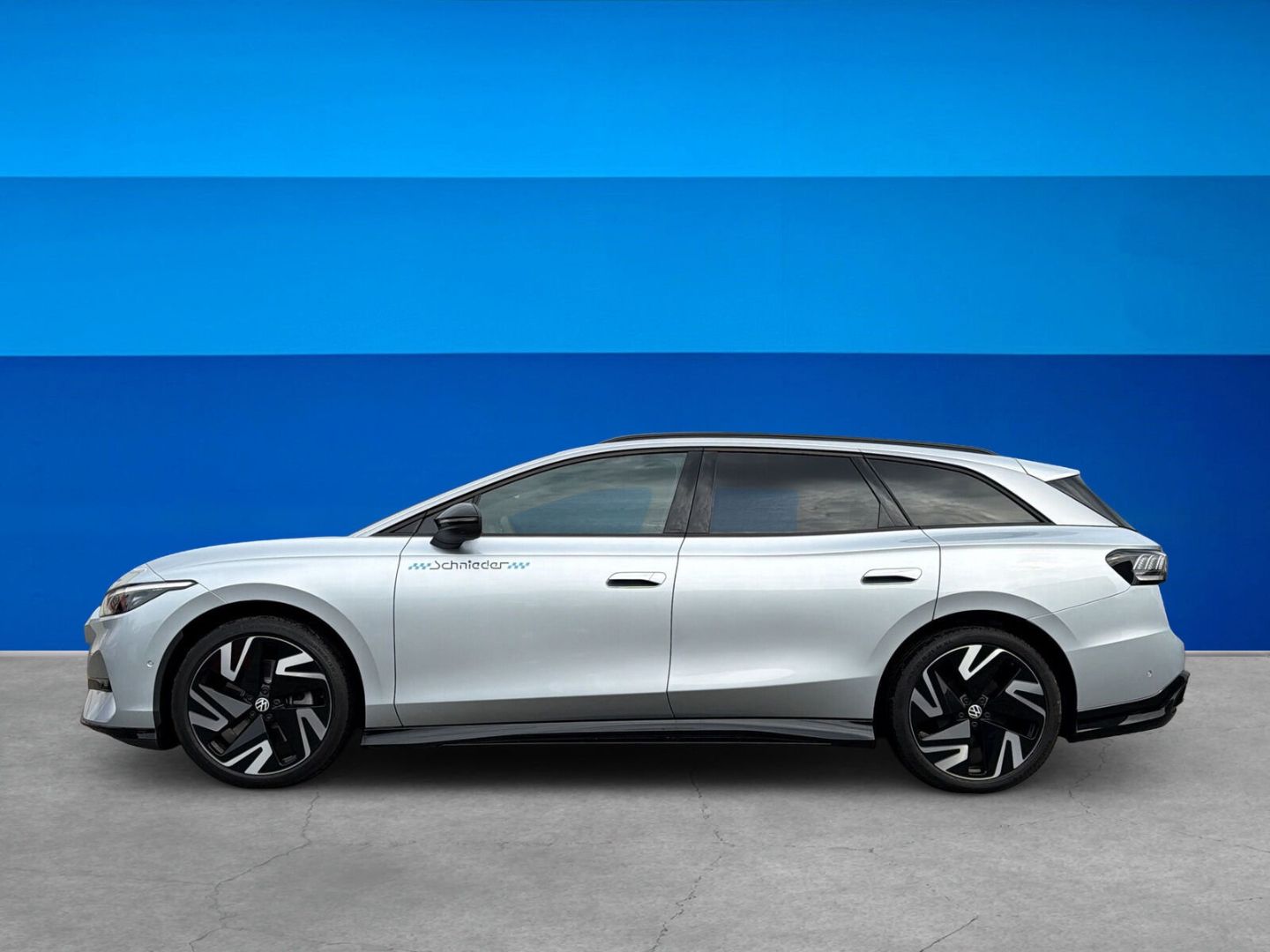 Fahrzeug 3 Fahrzeugabbildung Volkswagen ID.7 210 kW Tourer Pro S (86kW) Exterieurpaket A - mit KI generiert/bearbeitet