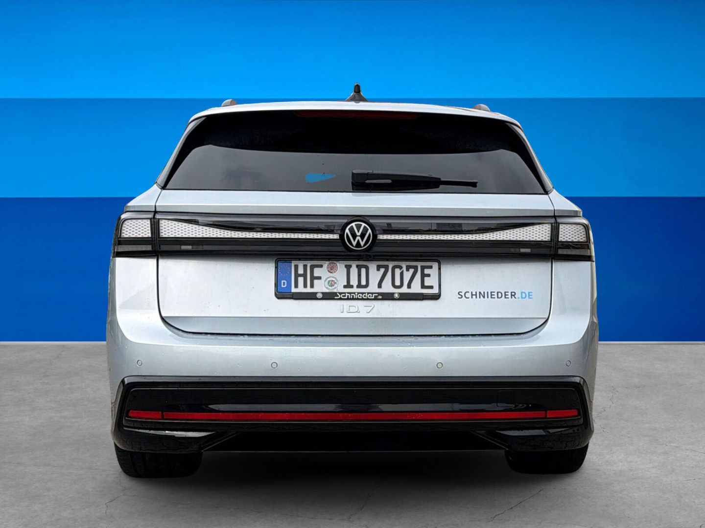 Fahrzeug 7 Fahrzeugabbildung Volkswagen ID.7 210 kW Tourer Pro S (86kW) Exterieurpaket A - mit KI generiert/bearbeitet