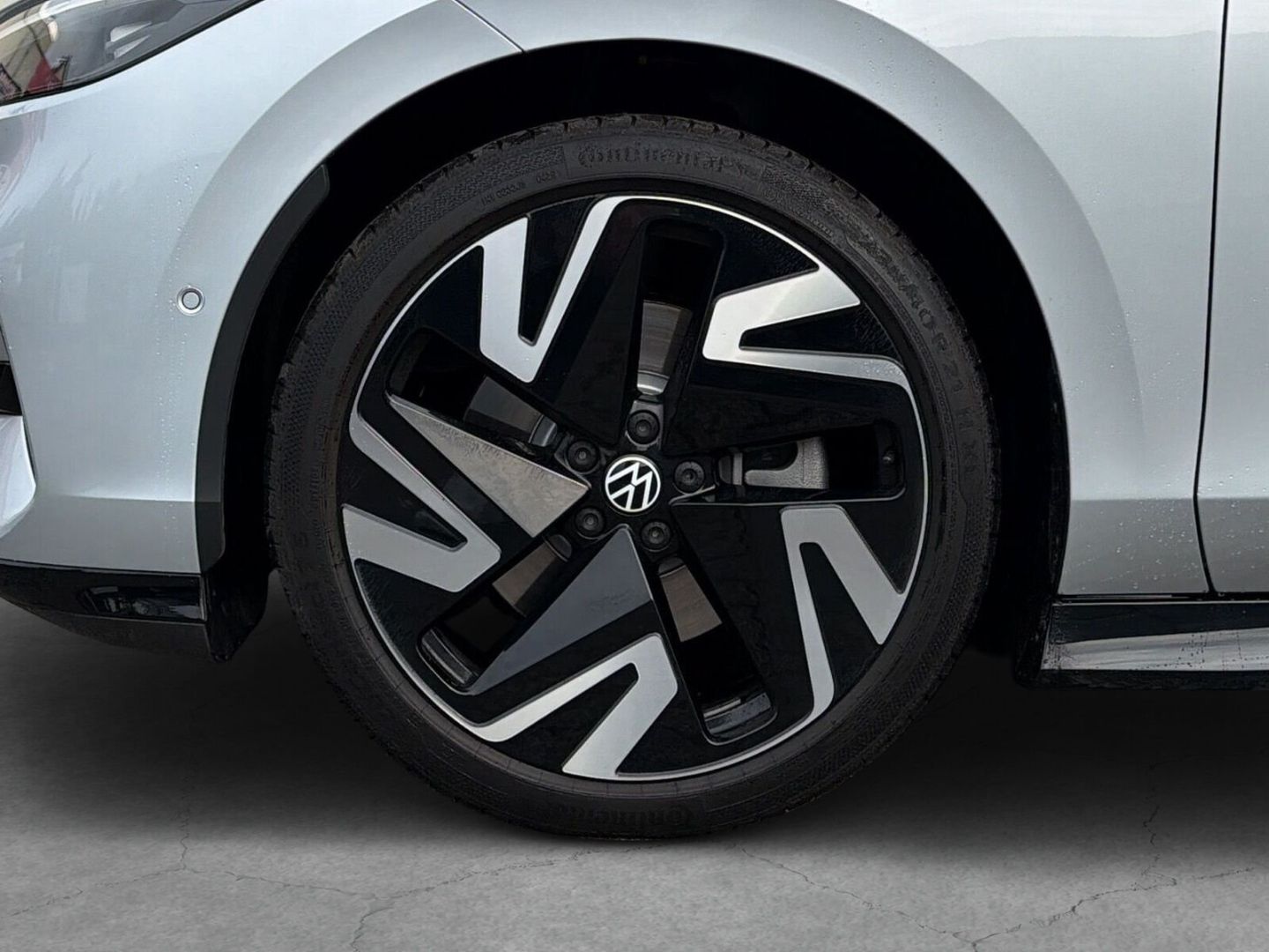 Fahrzeug 8 Fahrzeugabbildung Volkswagen ID.7 210 kW Tourer Pro S (86kW) Exterieurpaket A - mit KI generiert/bearbeitet