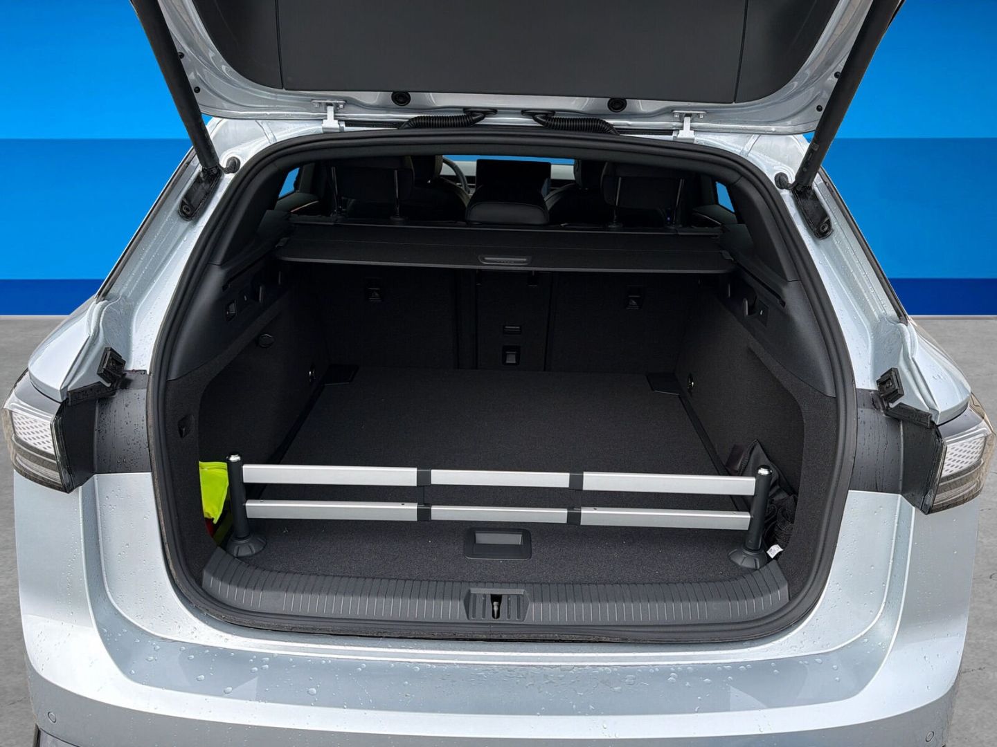 Fahrzeug 9 Fahrzeugabbildung Volkswagen ID.7 210 kW Tourer Pro S (86kW) Exterieurpaket A - mit KI generiert/bearbeitet