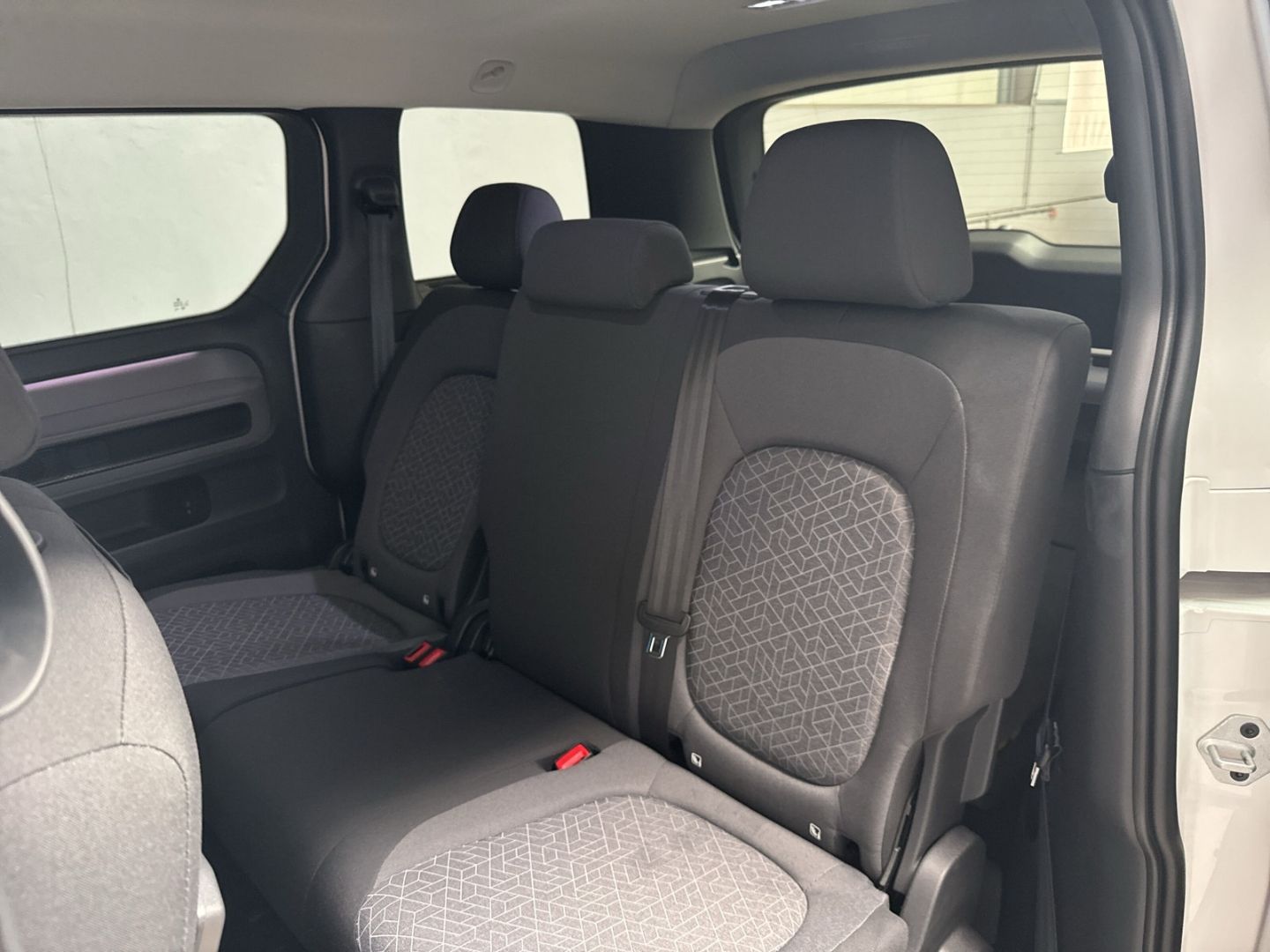 Fahrzeugabbildung Volkswagen ID. Buzz Pro Motor 150 kW 77 kWh Weiß Rot LED