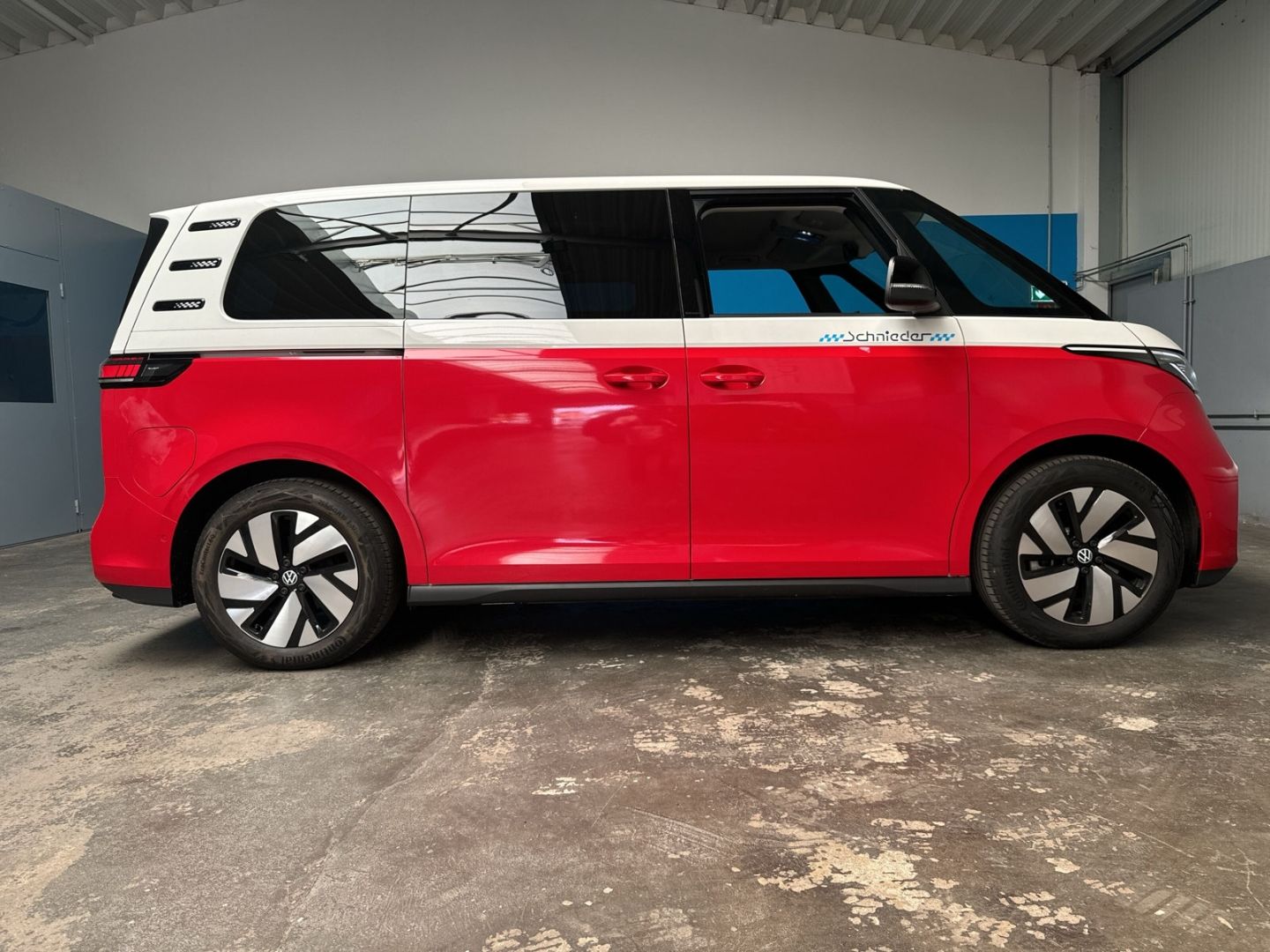 Fahrzeugabbildung Volkswagen ID. Buzz Pro Motor 150 kW 77 kWh Weiß Rot LED