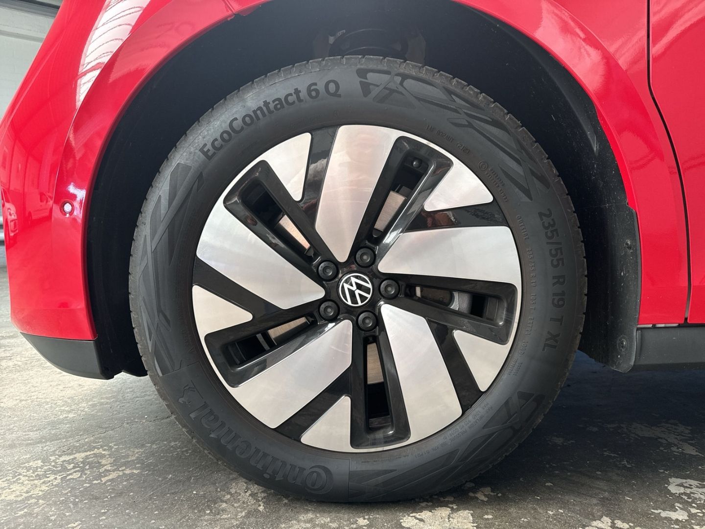 Fahrzeugabbildung Volkswagen ID. Buzz Pro Motor 150 kW 77 kWh Weiß Rot LED