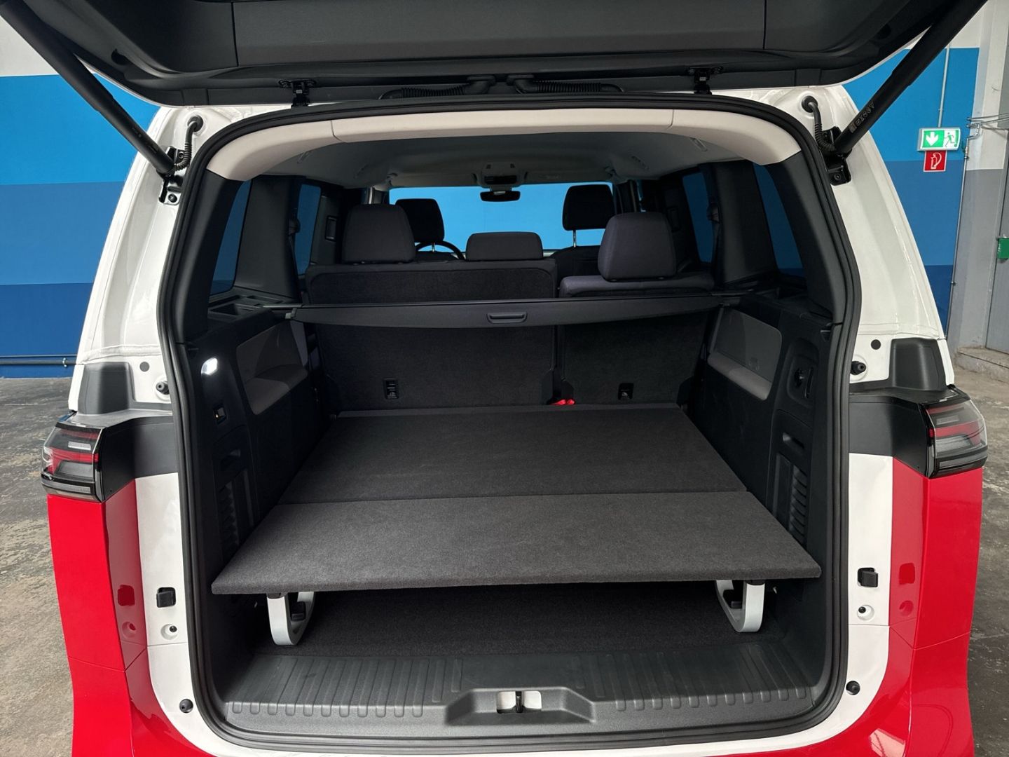 Fahrzeugabbildung Volkswagen ID. Buzz Pro Motor 150 kW 77 kWh Weiß Rot LED