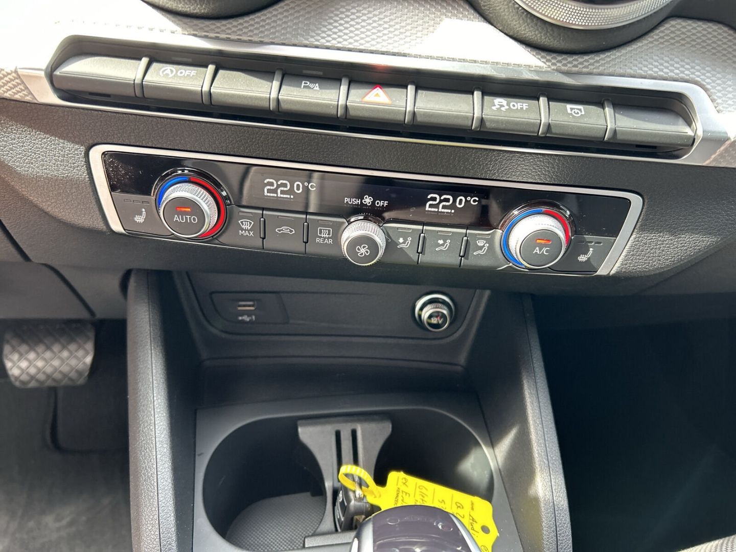 Fahrzeugabbildung Audi Q2 1.5 35 TFSI advanced Navi Soundsystem LED Ble - mit KI generiert/bearbeitet
