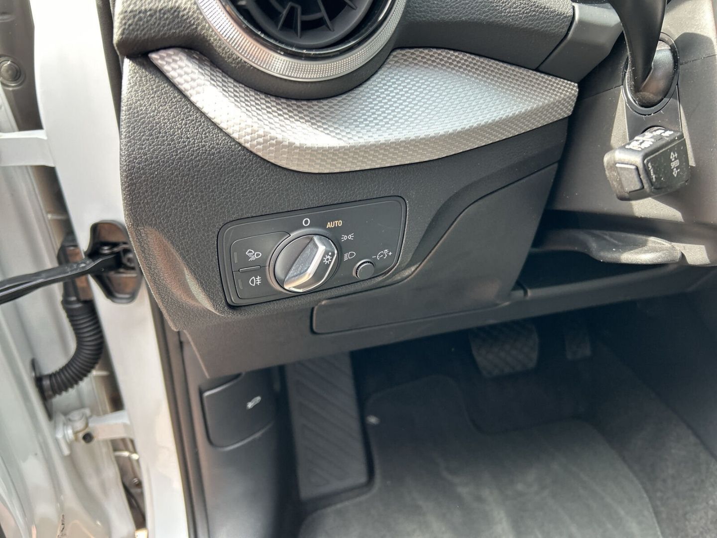 Fahrzeugabbildung Audi Q2 1.5 35 TFSI advanced Navi Soundsystem LED Ble - mit KI generiert/bearbeitet