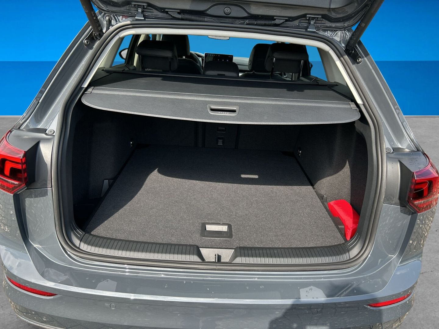 Fahrzeug 11 Fahrzeugabbildung Volkswagen Golf VIII 2.0 TDI 110 kW Style HUD AHK-el. klapp - mit KI generiert/bearbeitet
