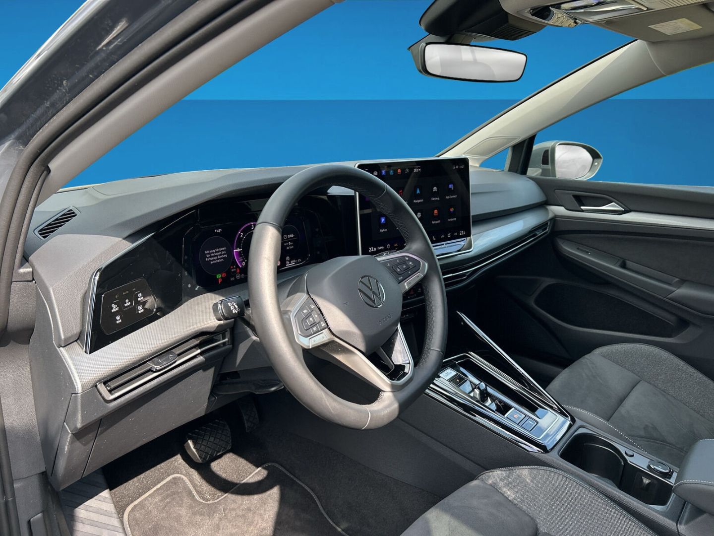 Fahrzeug 12 Fahrzeugabbildung Volkswagen Golf VIII 2.0 TDI 110 kW Style HUD AHK-el. klapp - mit KI generiert/bearbeitet