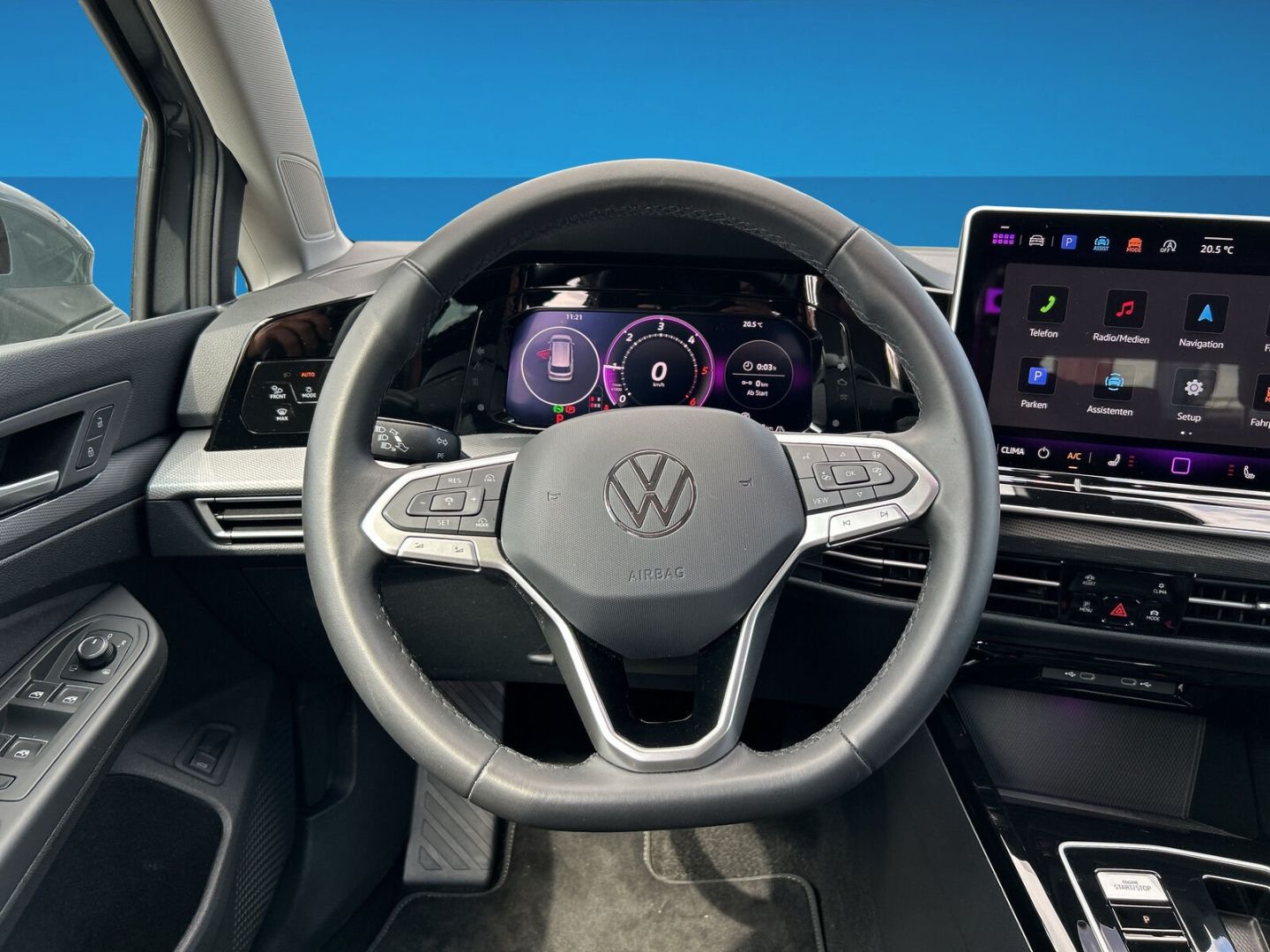 Fahrzeug 13 Fahrzeugabbildung Volkswagen Golf VIII 2.0 TDI 110 kW Style HUD AHK-el. klapp - mit KI generiert/bearbeitet