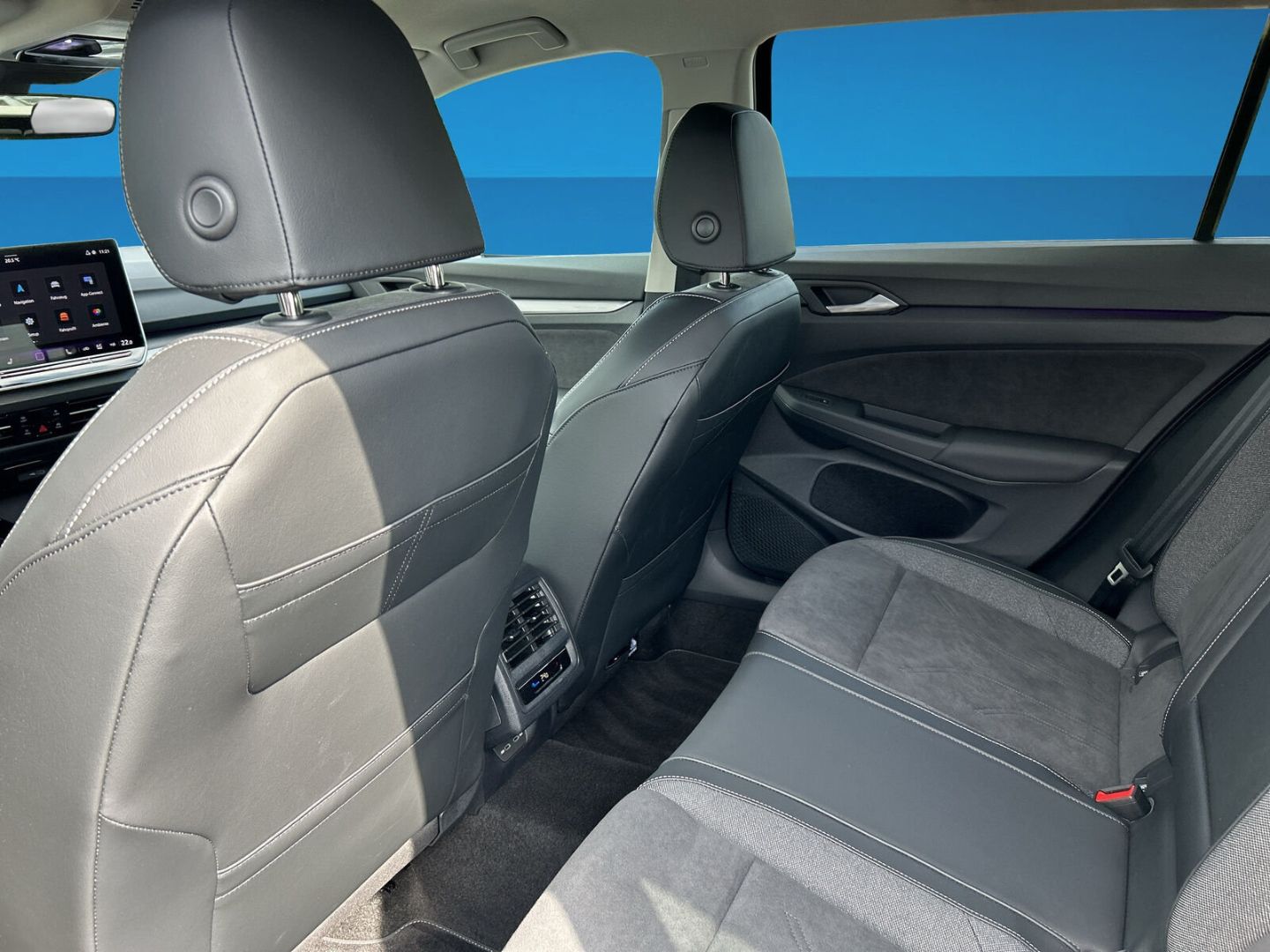 Fahrzeug 15 Fahrzeugabbildung Volkswagen Golf VIII 2.0 TDI 110 kW Style HUD AHK-el. klapp - mit KI generiert/bearbeitet