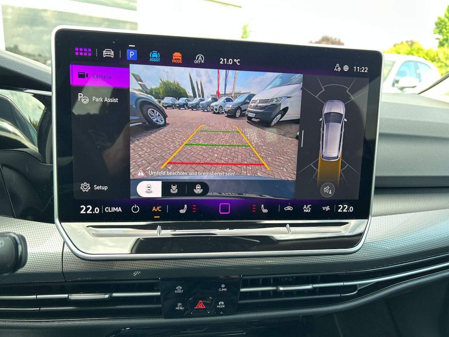 Fahrzeug 16 Fahrzeugabbildung Volkswagen Golf VIII 2.0 TDI 110 kW Style HUD AHK-el. klapp - mit KI generiert/bearbeitet