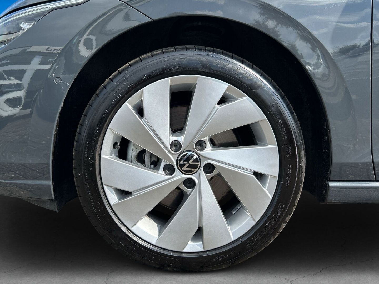 Fahrzeug 10 Fahrzeugabbildung Volkswagen Golf VIII 2.0 TDI 110 kW Style HUD AHK-el. klapp - mit KI generiert/bearbeitet