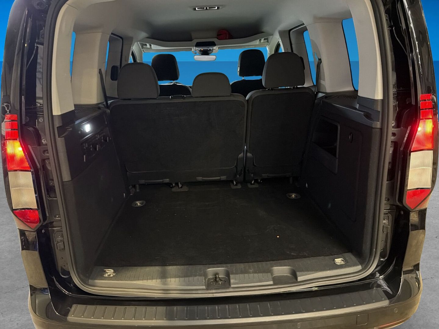 Fahrzeug 11 Fahrzeugabbildung Volkswagen Caddy 1.5 TSI Life Rear View Climatronic - mit KI generiert/bearbeitet