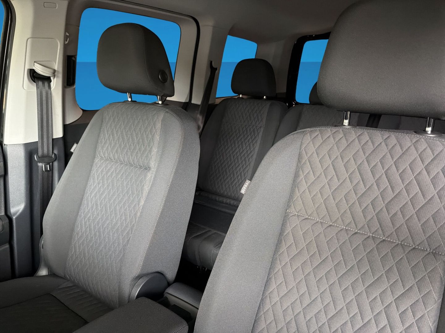 Fahrzeug 15 Fahrzeugabbildung Volkswagen Caddy 1.5 TSI Life Rear View Climatronic - mit KI generiert/bearbeitet