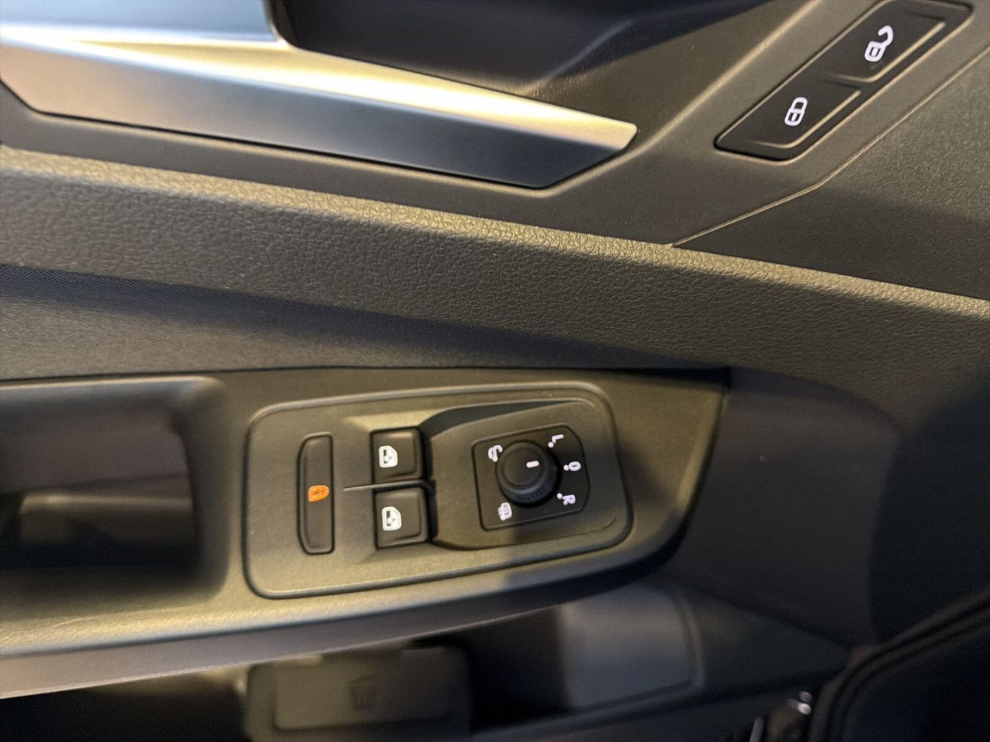 Fahrzeug 16 Fahrzeugabbildung Volkswagen Caddy 1.5 TSI Life Rear View Climatronic - mit KI generiert/bearbeitet