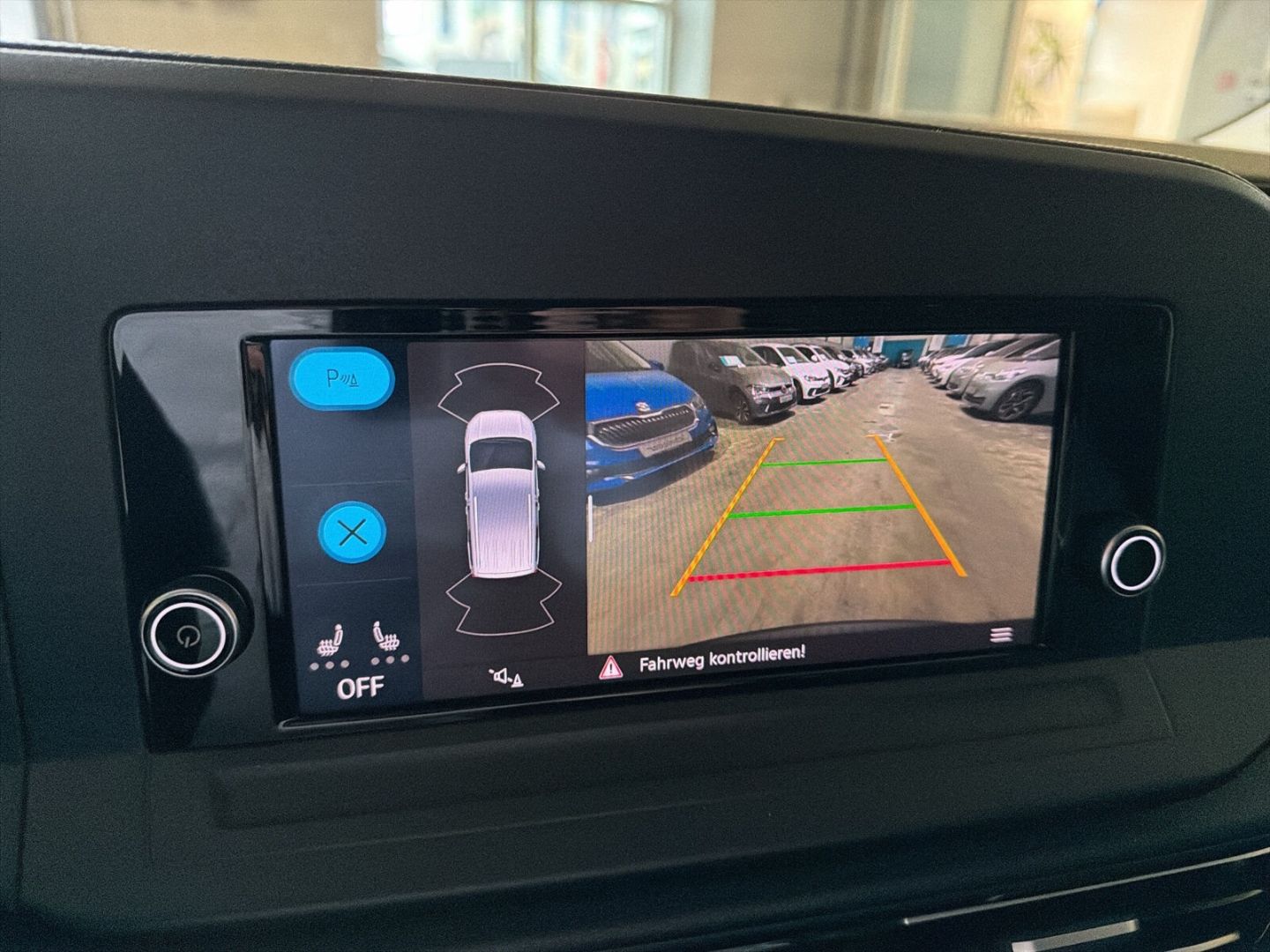 Fahrzeug 18 Fahrzeugabbildung Volkswagen Caddy 1.5 TSI Life Rear View Climatronic - mit KI generiert/bearbeitet