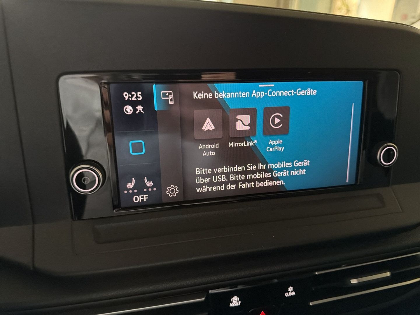 Fahrzeug 19 Fahrzeugabbildung Volkswagen Caddy 1.5 TSI Life Rear View Climatronic - mit KI generiert/bearbeitet