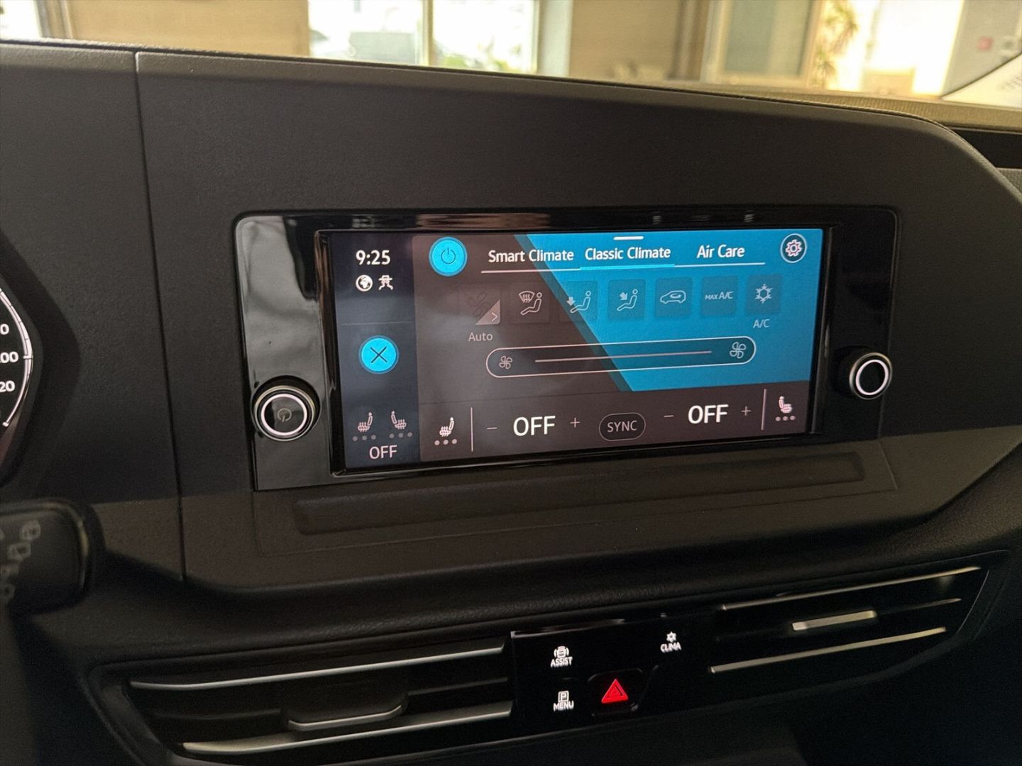 Fahrzeug 20 Fahrzeugabbildung Volkswagen Caddy 1.5 TSI Life Rear View Climatronic - mit KI generiert/bearbeitet