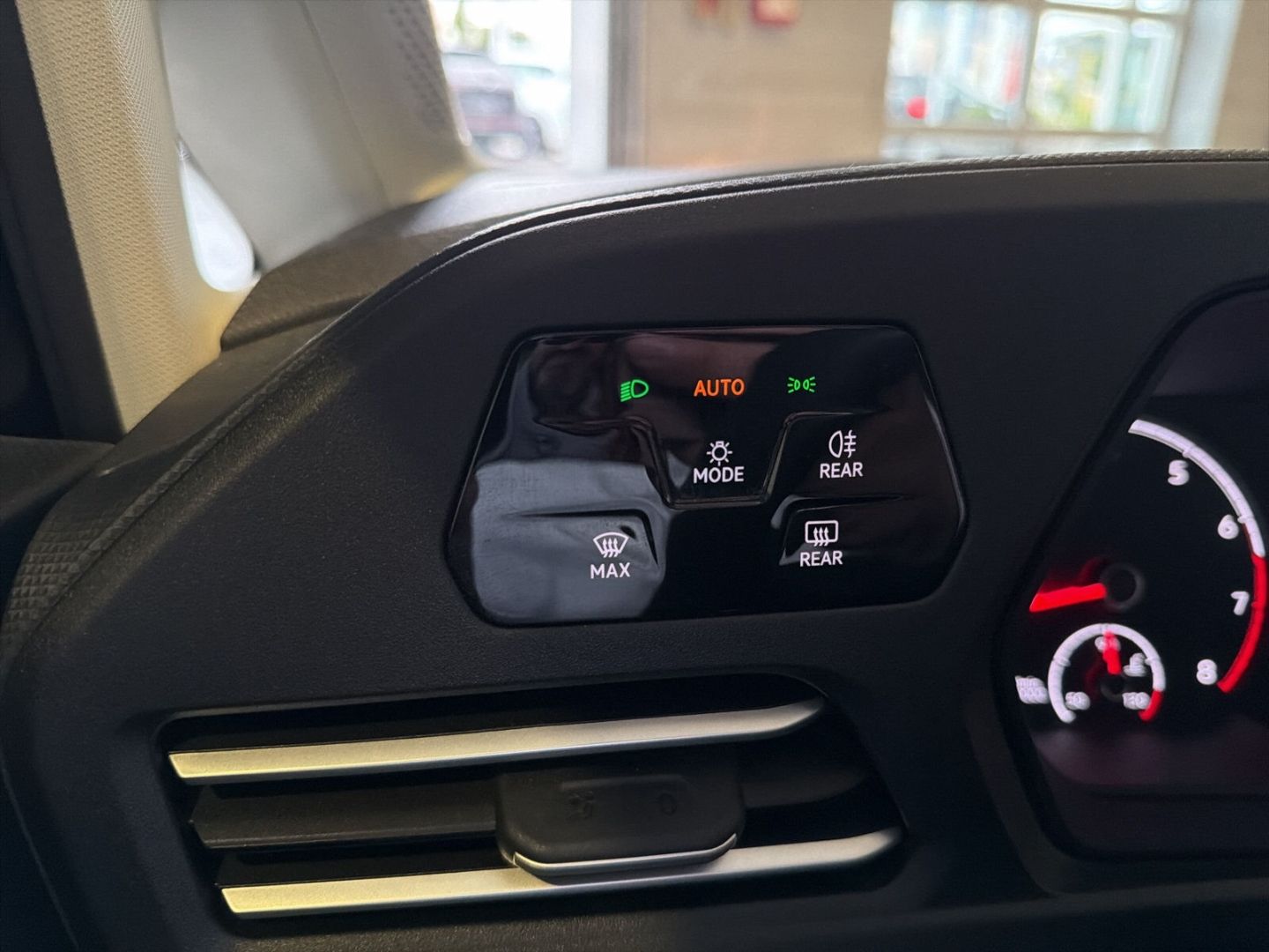 Fahrzeug 22 Fahrzeugabbildung Volkswagen Caddy 1.5 TSI Life Rear View Climatronic - mit KI generiert/bearbeitet