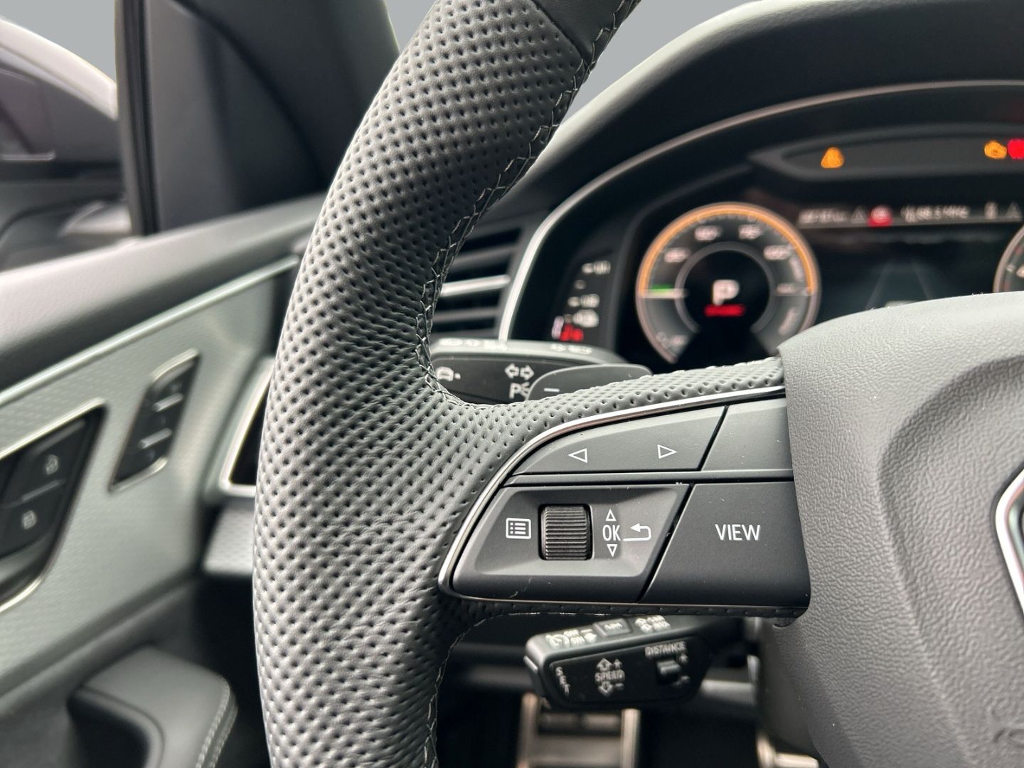 Fahrzeugabbildung Audi Q8 SUV 60 TFSIe LASER,AHK,PANO,B&O,HUD,PANO,KAME