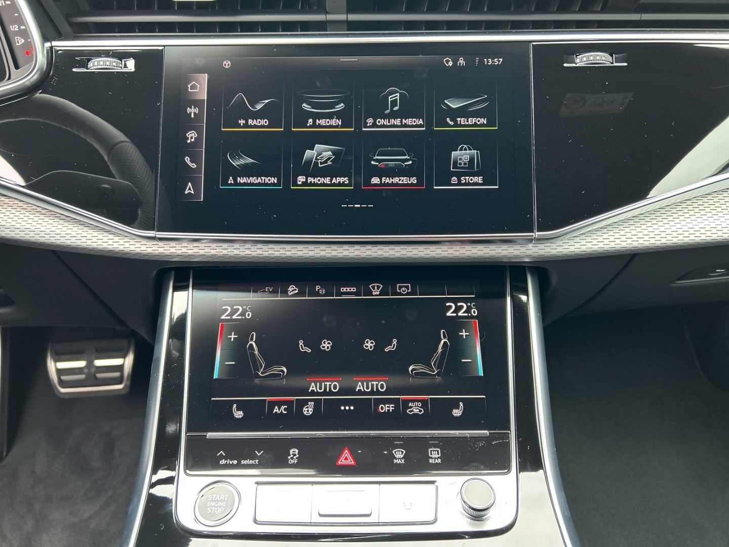 Fahrzeugabbildung Audi Q8 SUV 60 TFSIe LASER,AHK,PANO,B&O,HUD,PANO,KAME